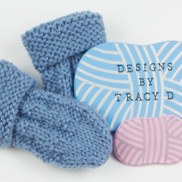 Riley unisex baby knitting pattern cardigan, 2 hats and booties 0-6mths