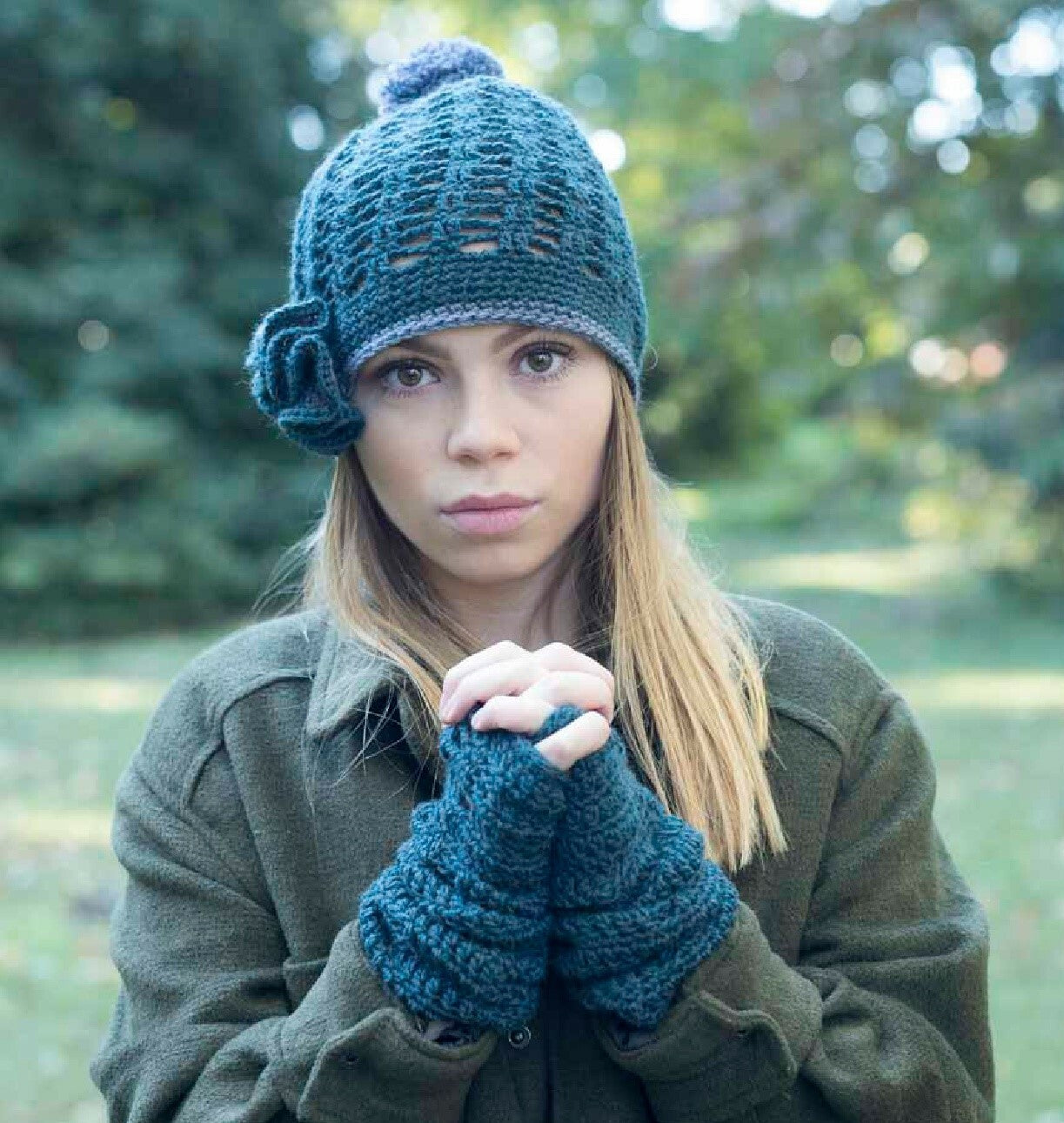 Trefoil Hat & Wristwarmers in Juniper Moon Farm Dromedary - J55-01 - PDF