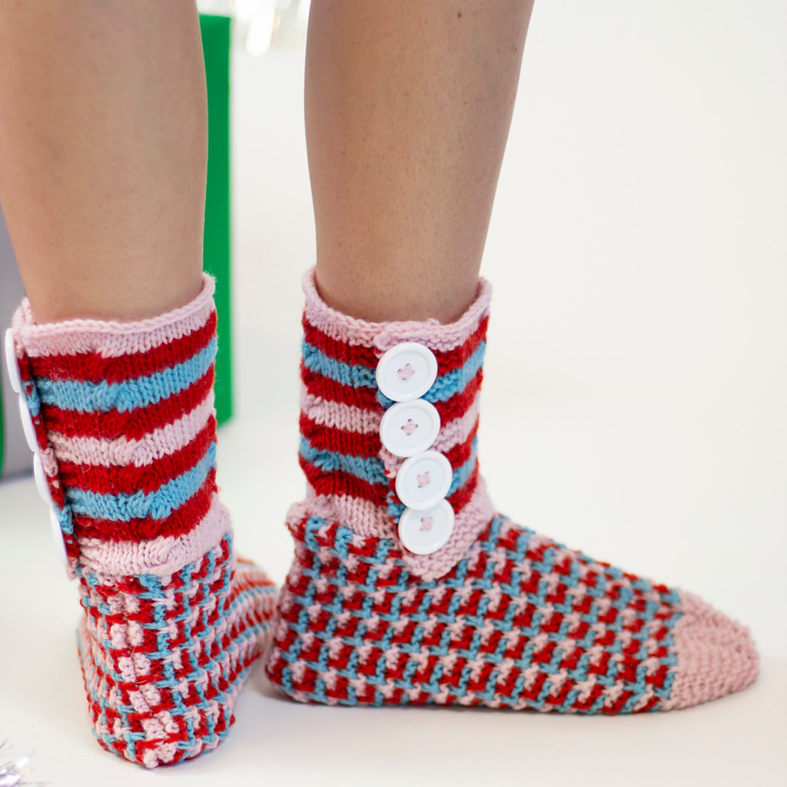 Universal Yarn Swiss Meringue Slippers Kit