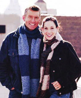 Knitted 2-color scarf in Lion Brand Homespun PDF