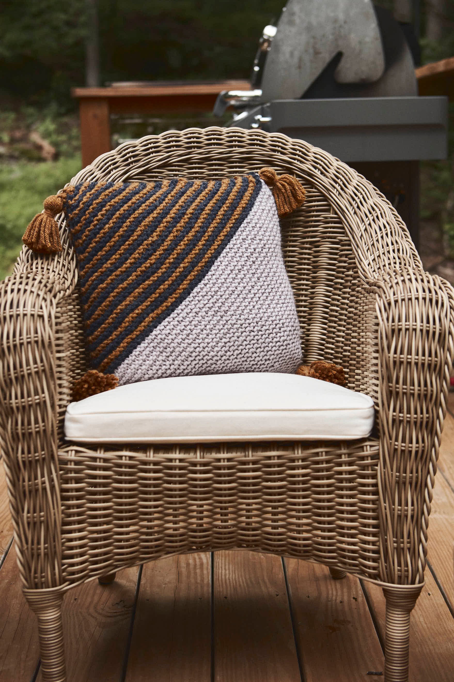 On the Bias Throw Pillow Cushion Knitting Pattern