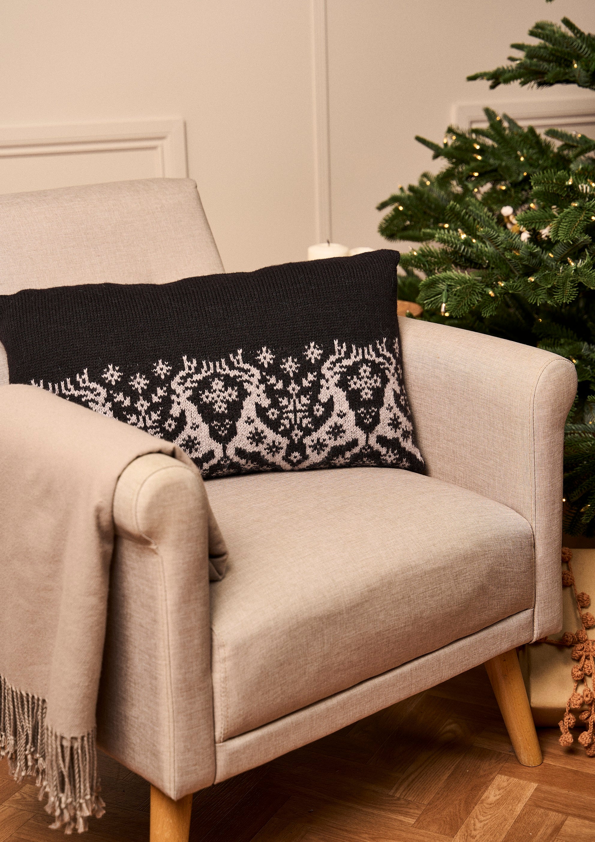 Dancing Raindeers Cushion Knitting Pattern