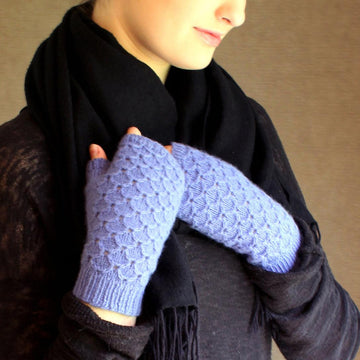 Broderie Hollandaise mitts