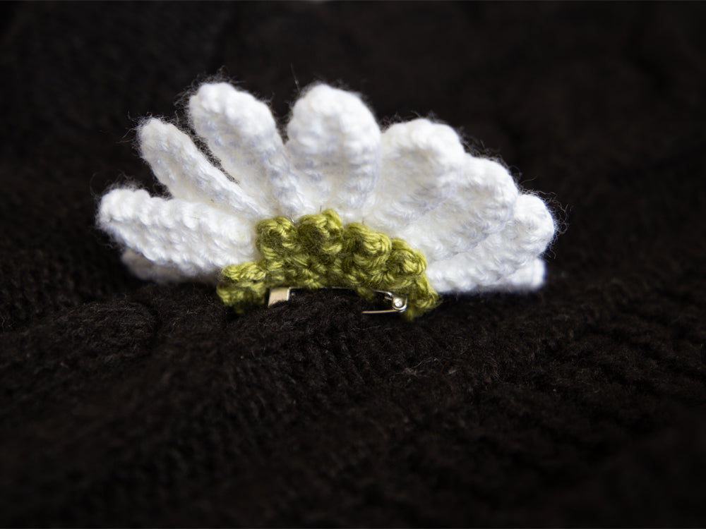 Deramores Daisy Brooch Decoration Crochet Pattern