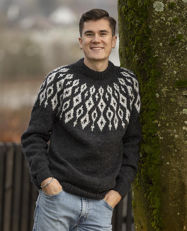 Runde Sweater In Black in Viking Garn Viking Wool