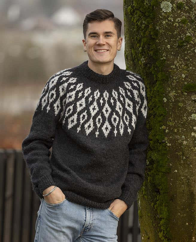 Runde Sweater In Black in Viking Garn Viking Wool