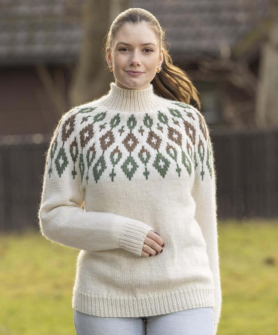 Runde Sweater In White in Viking Garn Viking Wool