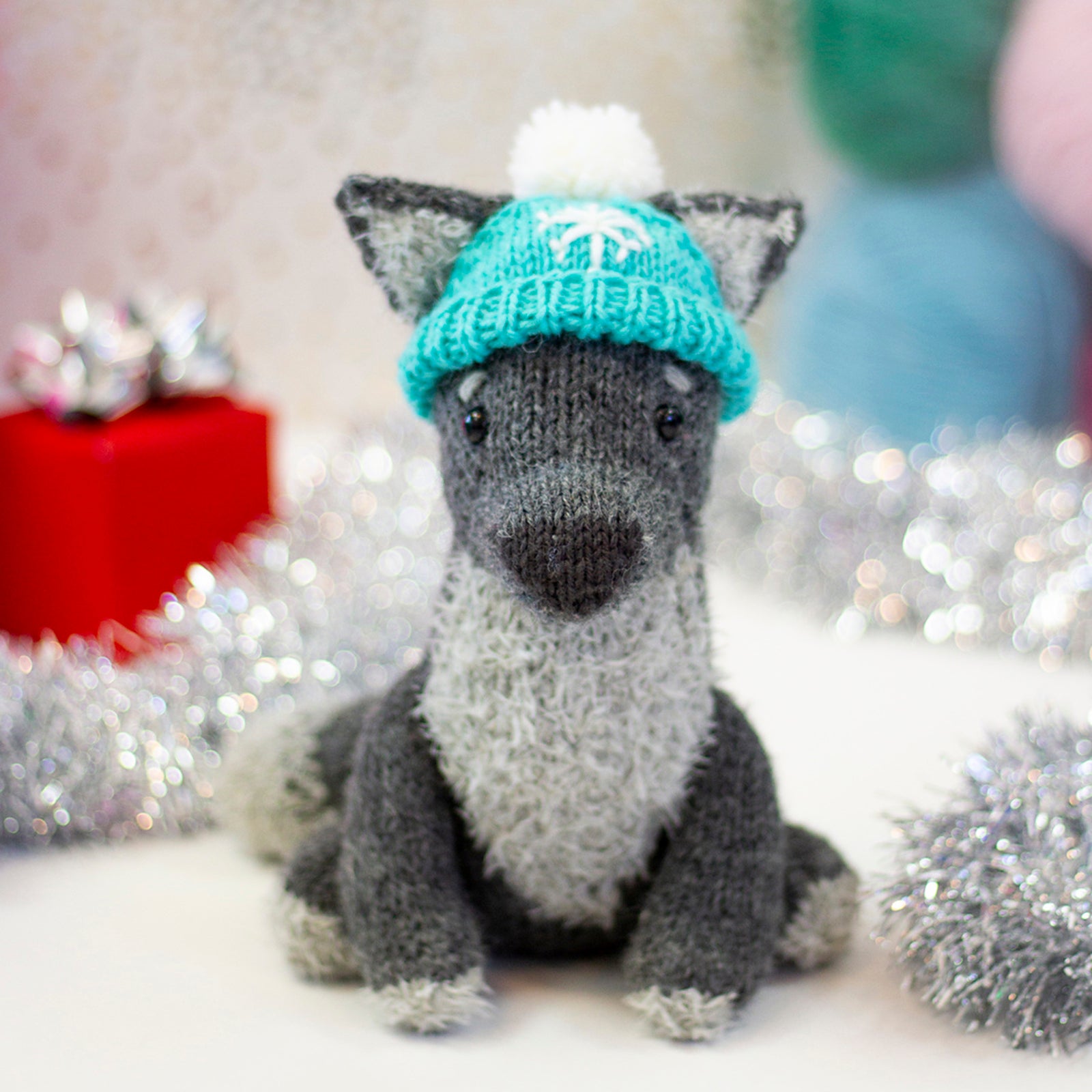 Universal Yarn Hubble the Winter Wolf Kit
