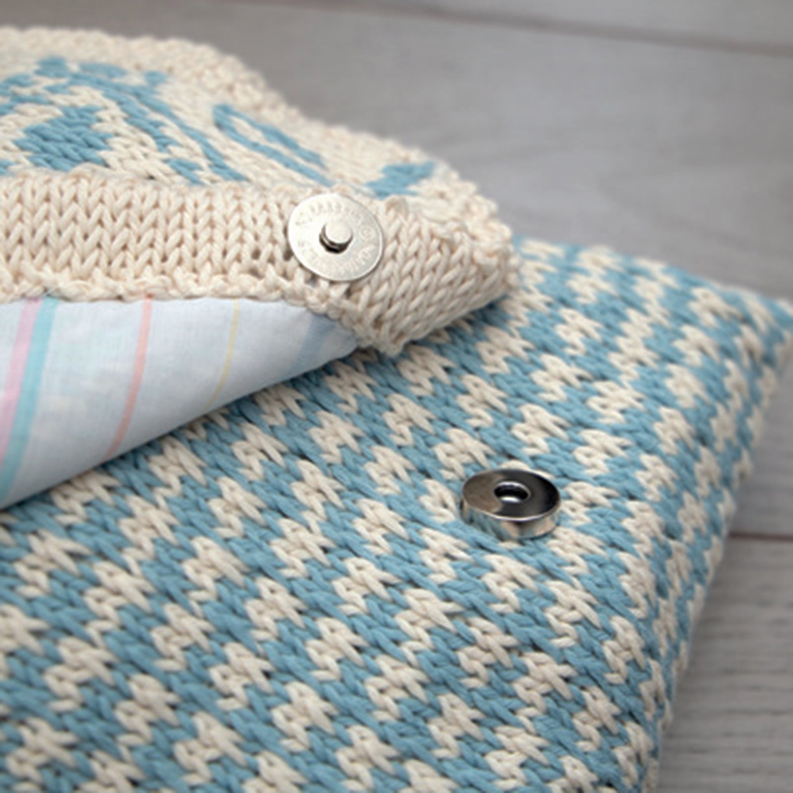 Deramores Freisland Messenger Bag Knitting Pattern