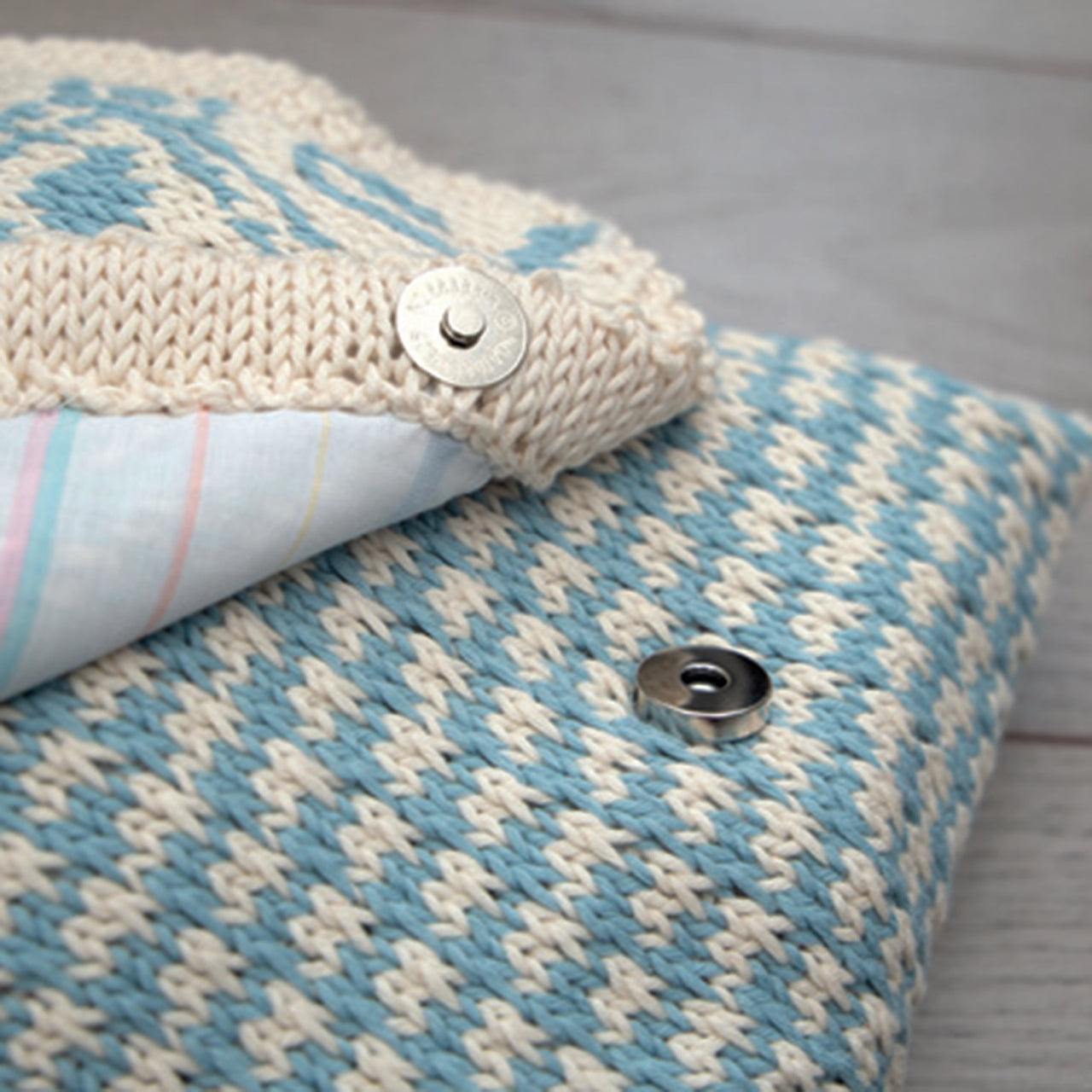 Deramores Freisland Messenger Bag Knitting Pattern
